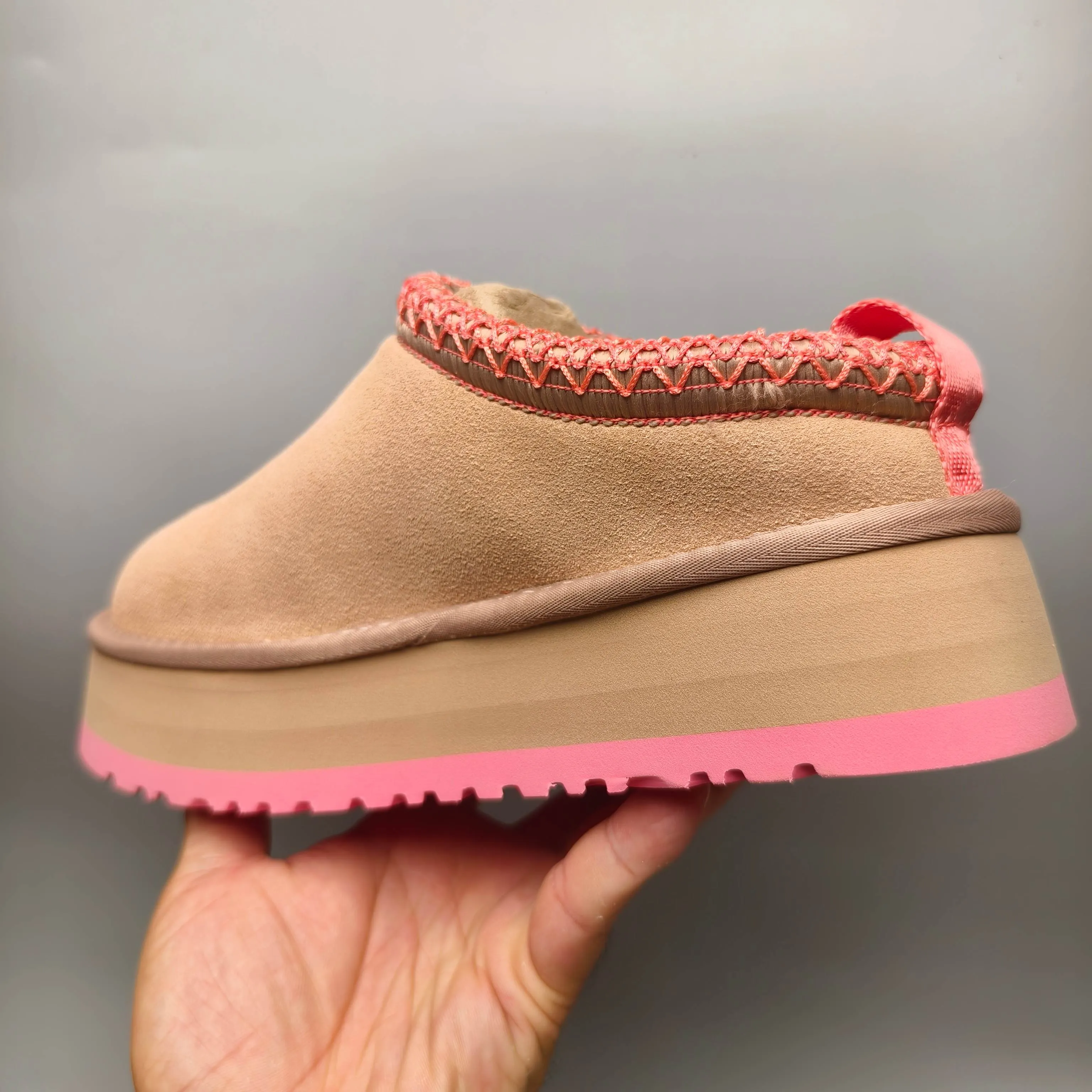 💰480 UGG sheepskin all-in-one snow boots 2130 co-branded trendy thick-soled slip-on women's snow boots🐾~ 🍭 A co-branded trendy item launched with well-known designer brands Feng Chen Wang and TELFAR. Zhou Dongyu & Wang Jiaer’s same style Fang Kete boots. The slip-on design makes it easy to put on and take off, and can be used indoors or outdoors. The exotic hemming design is eye-catching, and it is definitely worth buying~ 🍭Material: cowhide➕sheep fur Outsole: rubber (Light Wing Technology) 🍭Color: rose pink 🍭Number of yards: 35-41